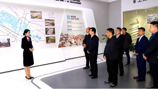東方今典集團董事局主席張澤保與南陽市宛城區政府考察團舉行座談