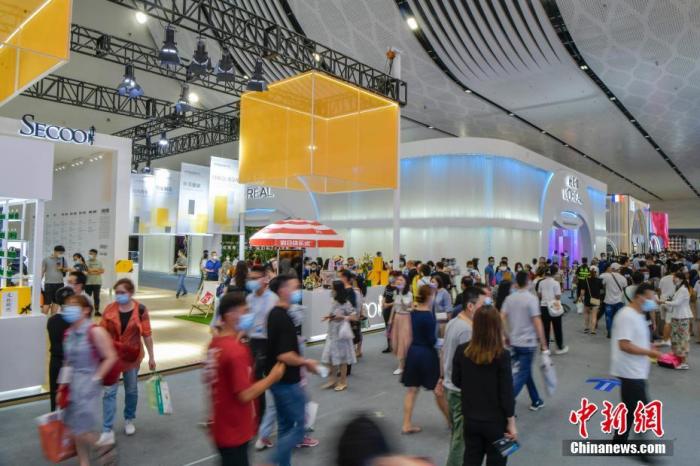 5月10日，首届中国国际消费品博览会在海南海口闭幕。在展会期间，各类采购商和专业观众数量超过3万人，进场观众超过24万人次。图为民众参观首届消博会。 <a target=
