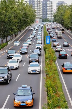 蚌埠迎宾大道东侧行车道通车 西侧路面正在进行封闭施工