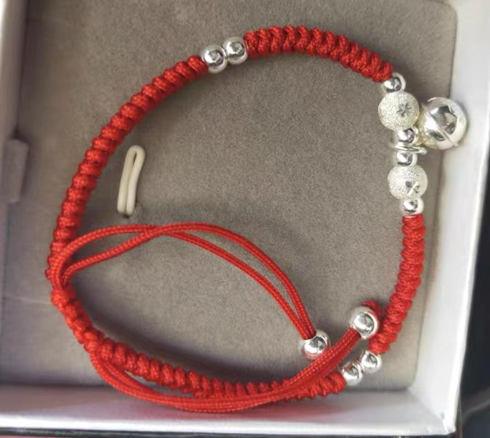 本命年红绳可以和金手镯一起戴吗 本名年穿红绳的注意事项