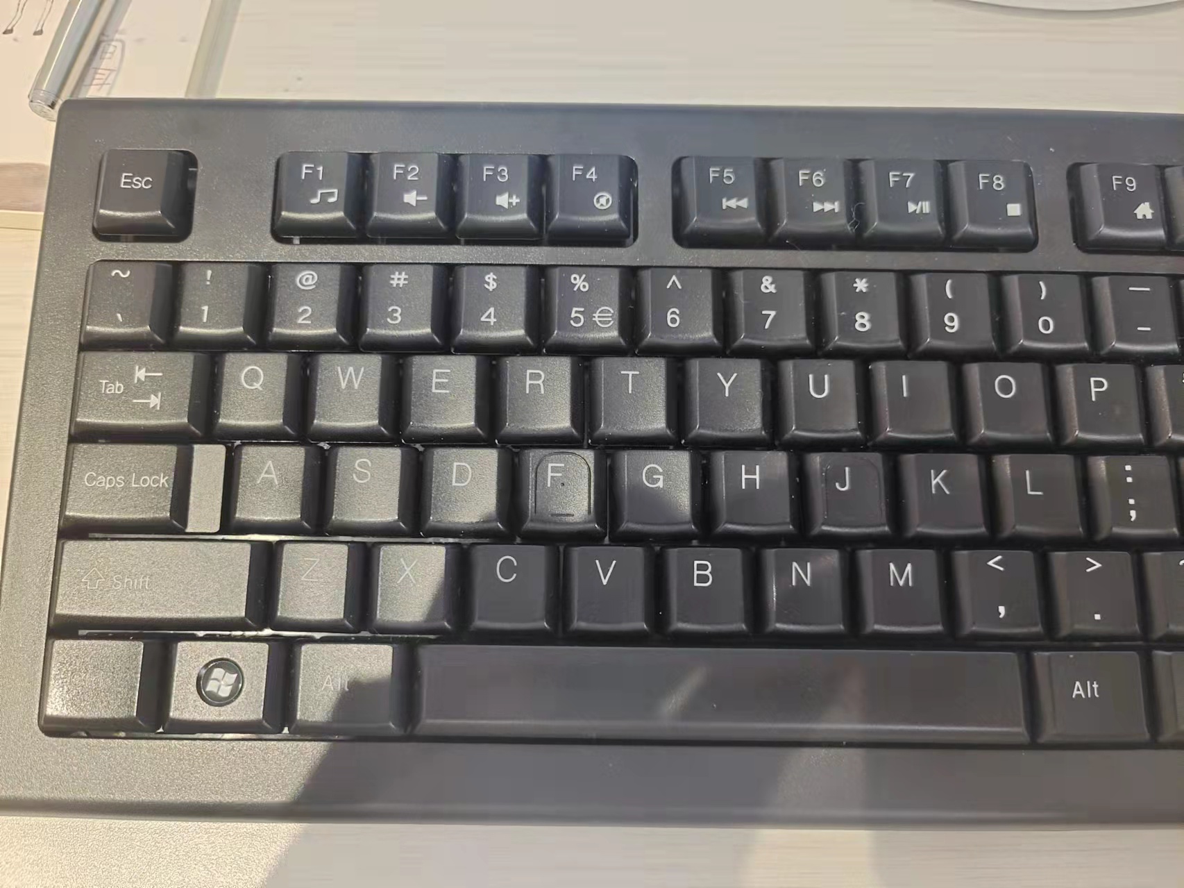 电脑键盘按键错乱怎么办？错乱的原因是什么？