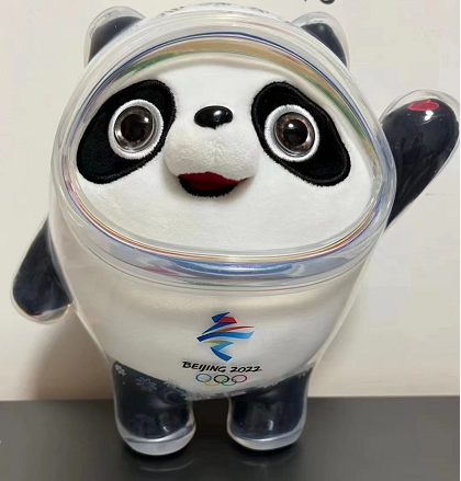 奥运吉祥物冰墩墩销售持续火爆 成为名副其实的“顶流”