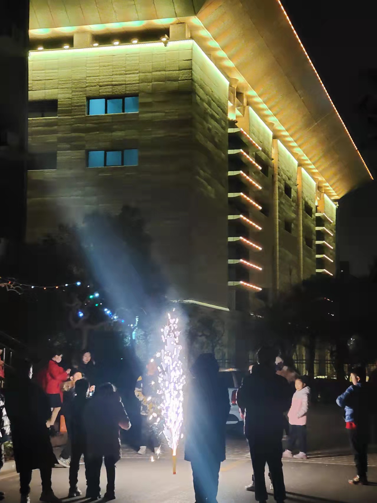 爆裂大赛前的最后一站！WWE将与血亲家族展开全面对抗